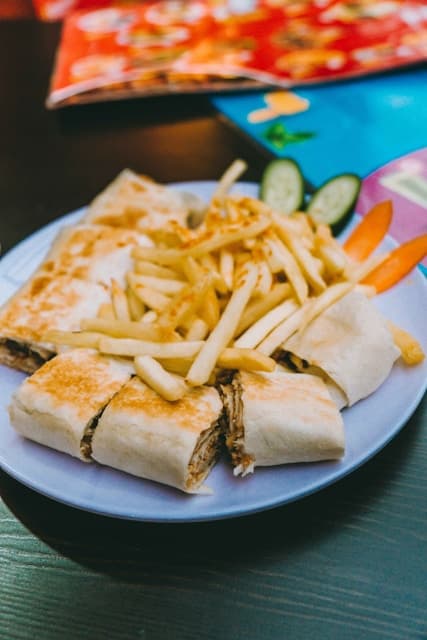Steak haché, cheddar, oignons caramélisés, cornichons et sauce maison.