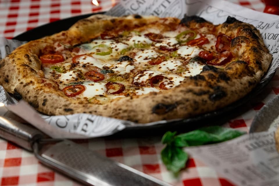 Sauce tomate, mozzarella fraîche, basilic et huile d'olive.