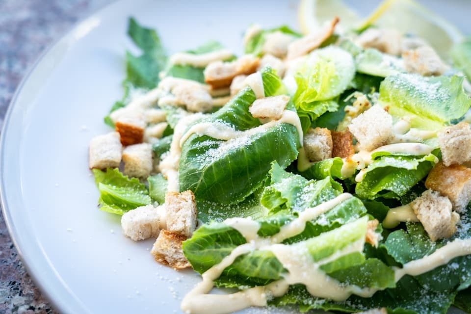 Romaine, parmesan, croutons maison, sauce césar crémeuse.