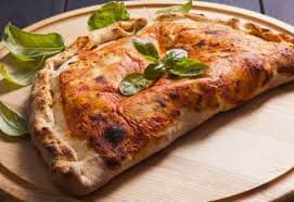 Il s'agit de chaussons fourrés et frits, préparés avec une pâte à pizza